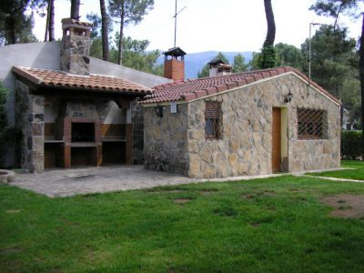 Finca de 4000 m2 con piscina en recinto vallado, barbacoa, zona de césped, aparcamiento privado...