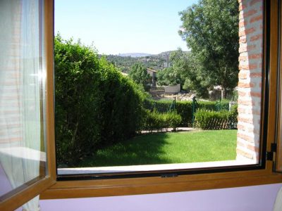 Finca de 4000 m2 con piscina en recinto vallado, barbacoa, zona de césped, aparcamiento privado...