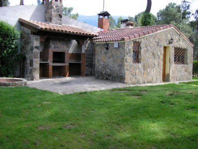 Finca de 4000 m2 con piscina en recinto vallado, barbacoa, zona de césped, aparcamiento privado...