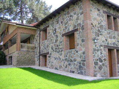 Finca de 4000 m2 con piscina en recinto vallado, barbacoa, zona de césped, aparcamiento privado...